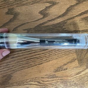 IT Cosmetics Heavenly Luxe Bye Bye Foundation Brush # 22 NWT